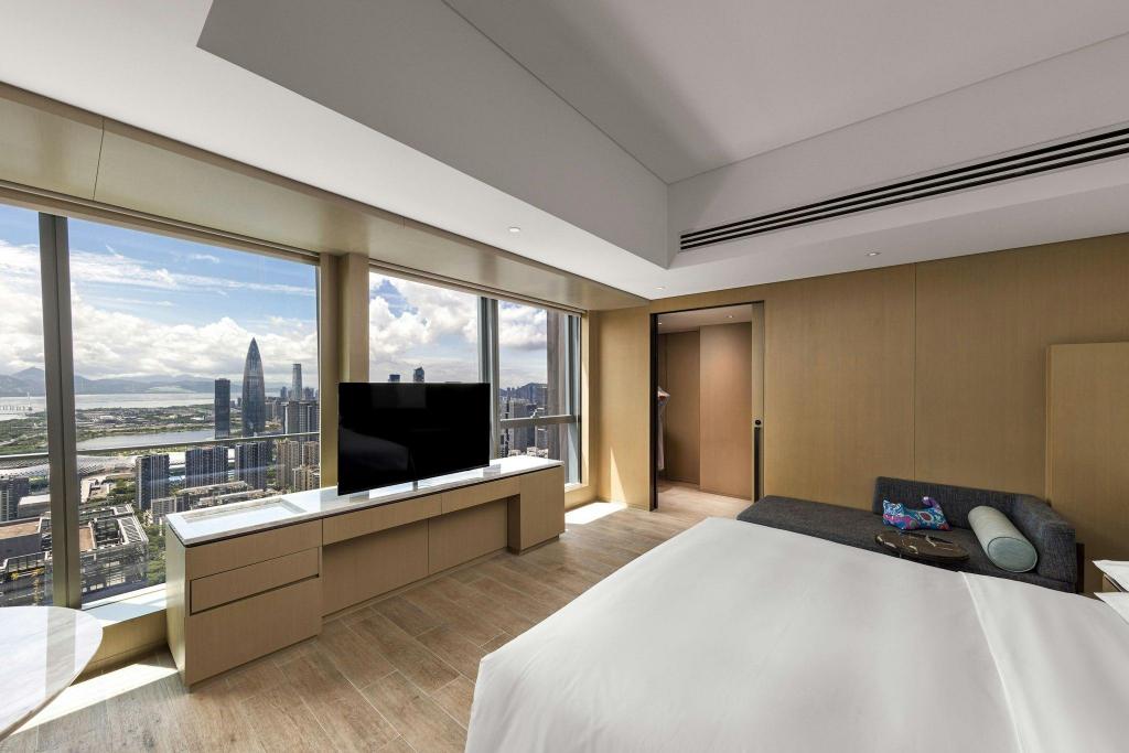 Guest Room, King Bed, Bay View, Lounge Access, Corner
