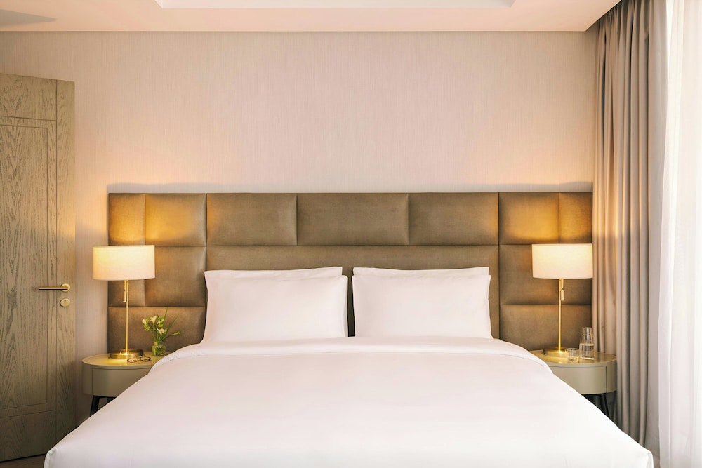 Aura Suites Downtown 13/48