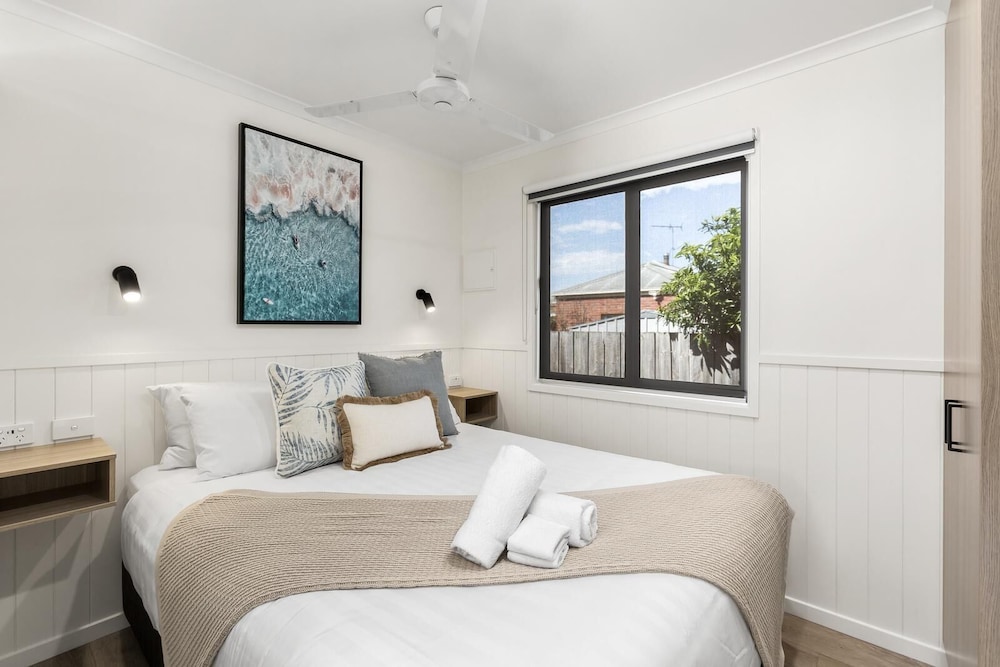 Motel, Queen Bed