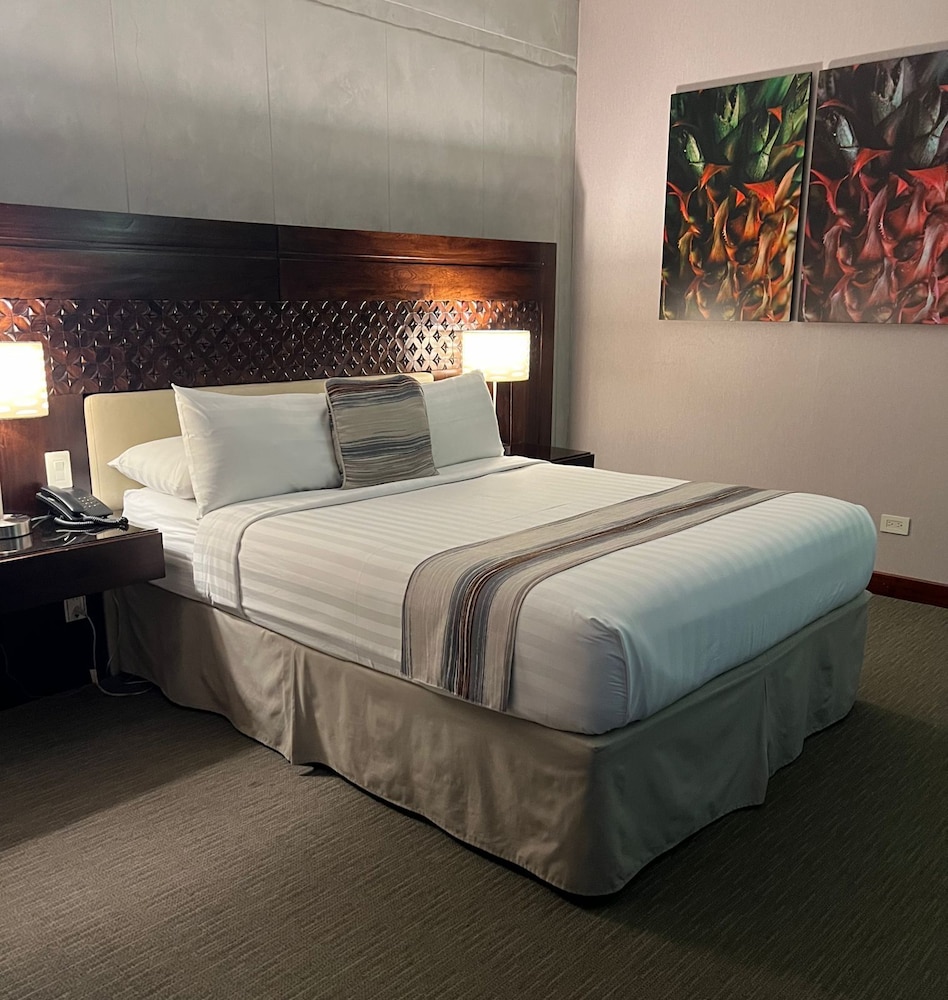 DELUXE, QUEEN BED