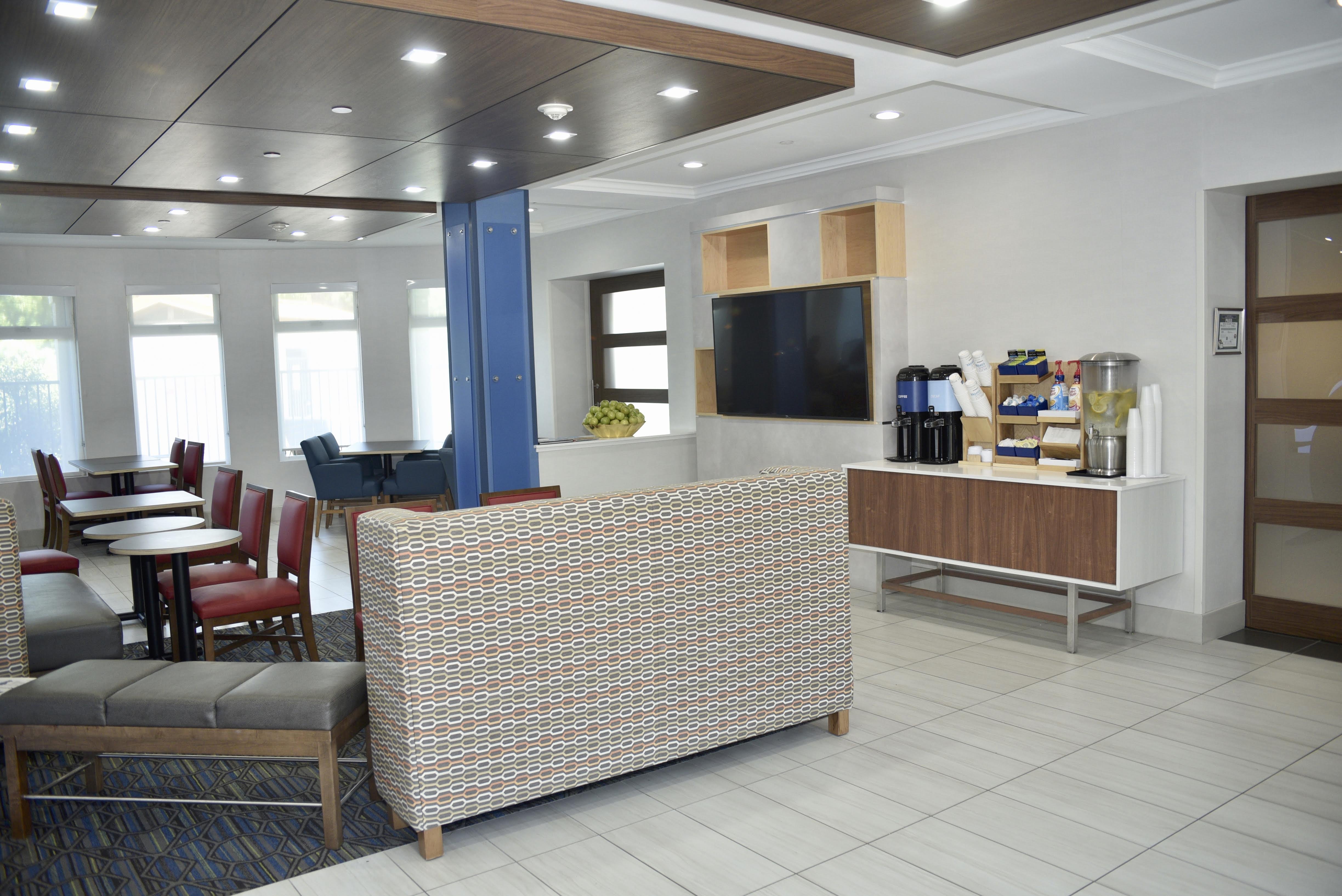 HOLIDAY INN EXPRESS WINDSOR SONOMA WINE COUNTRY 34/50