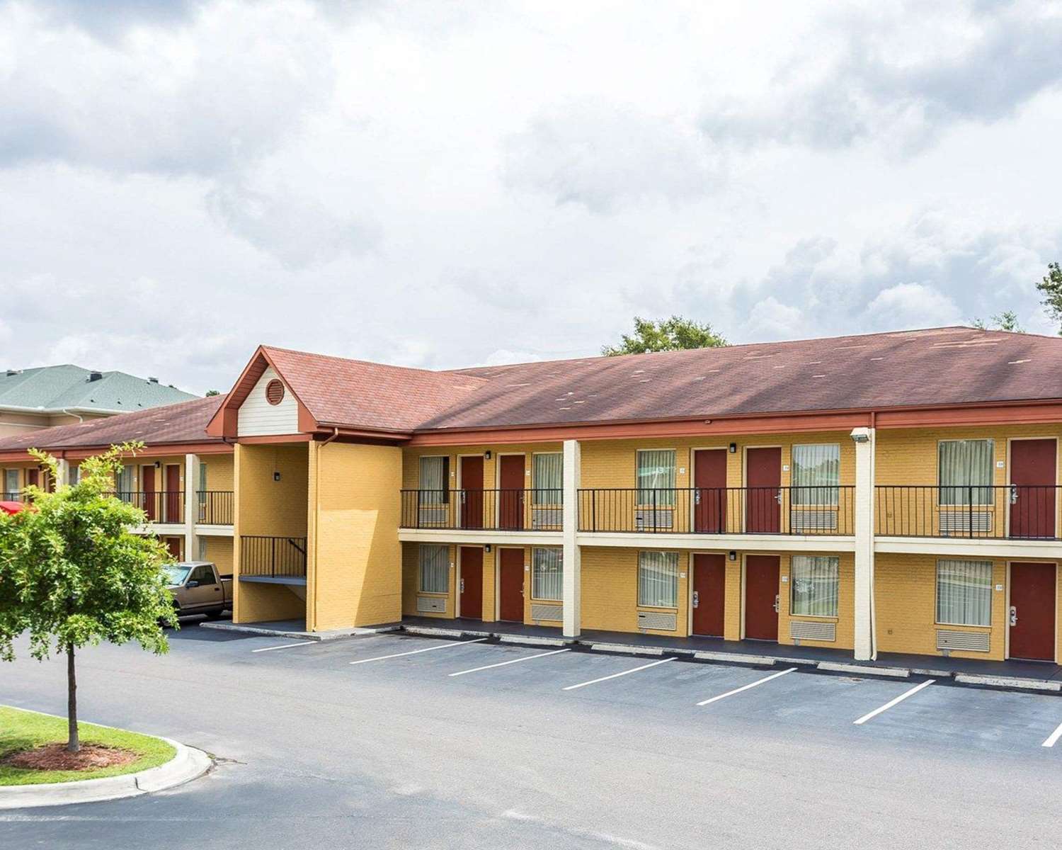 Econo Lodge Coliseum 3/6