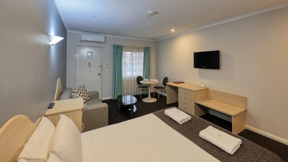 CHARLES RASP MOTOR INN AND COTTAGES 46/56