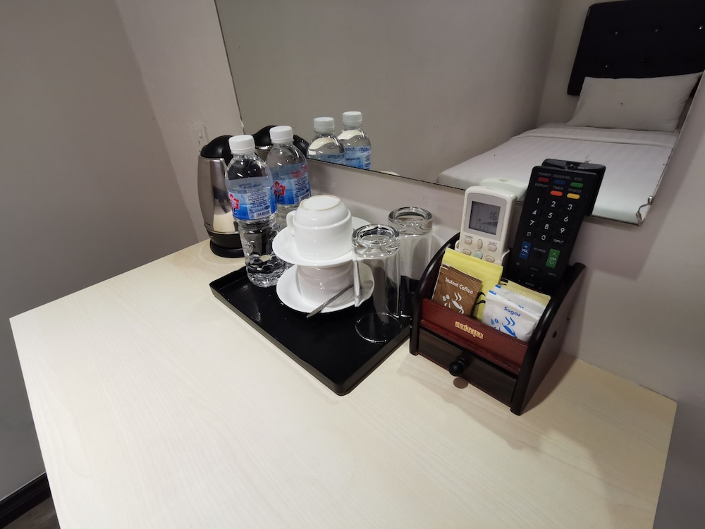 Ease Hotel 30/37