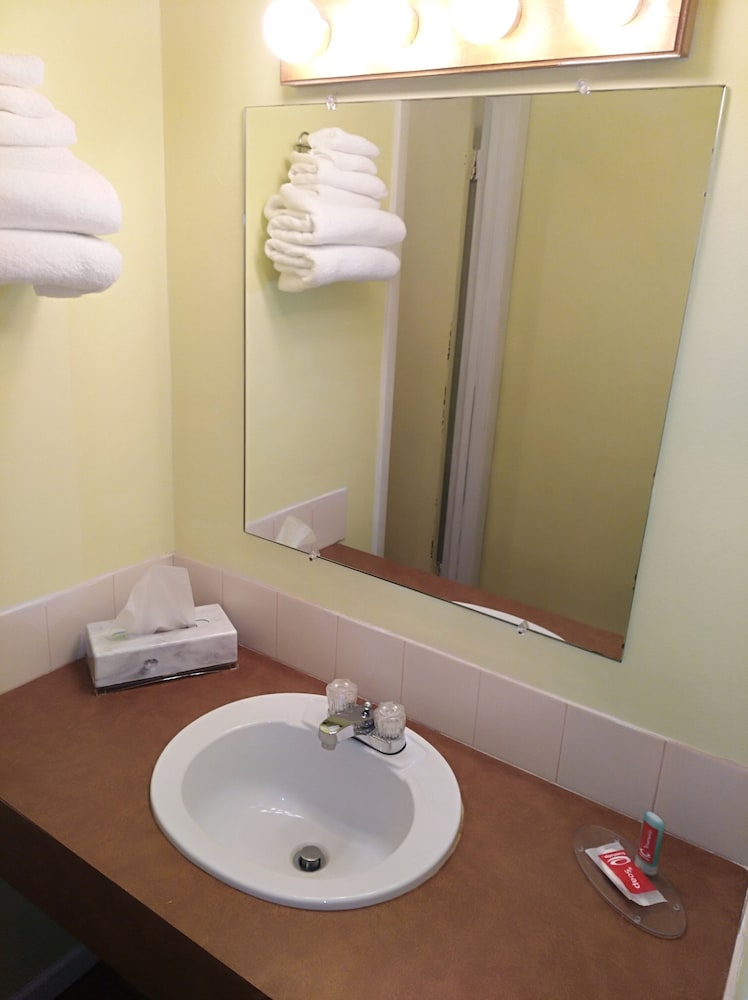 Econo Lodge Hornell 16/41