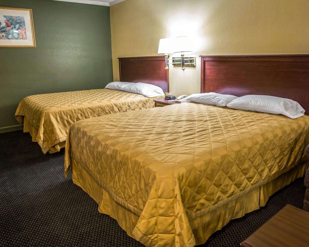 Rodeway Inn and Suites Plymouth Hwy 64 30/55