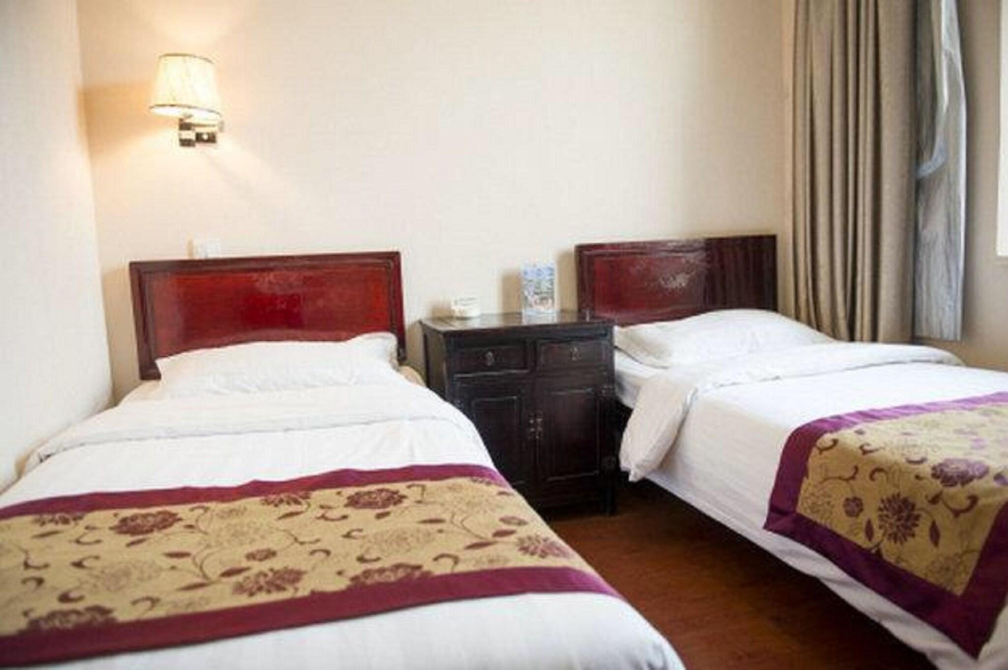 غرفة قياسية بسريرين منفصلين