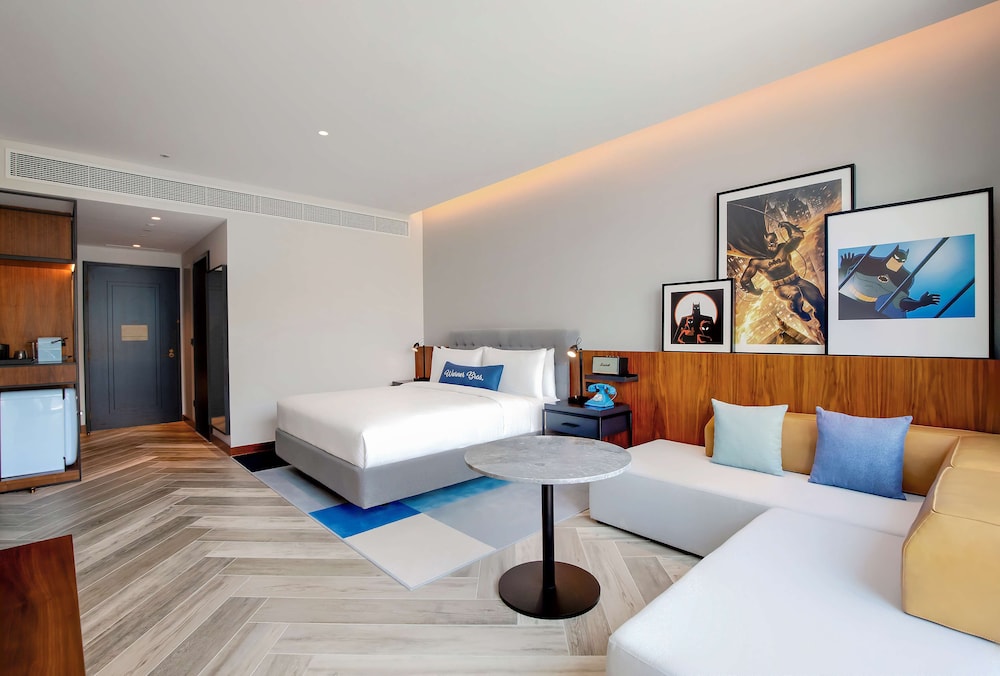 deluxe room, 1 king bed (theme park access)، The WB Abu Dhabi, Curio Collection by Hilton 3/6