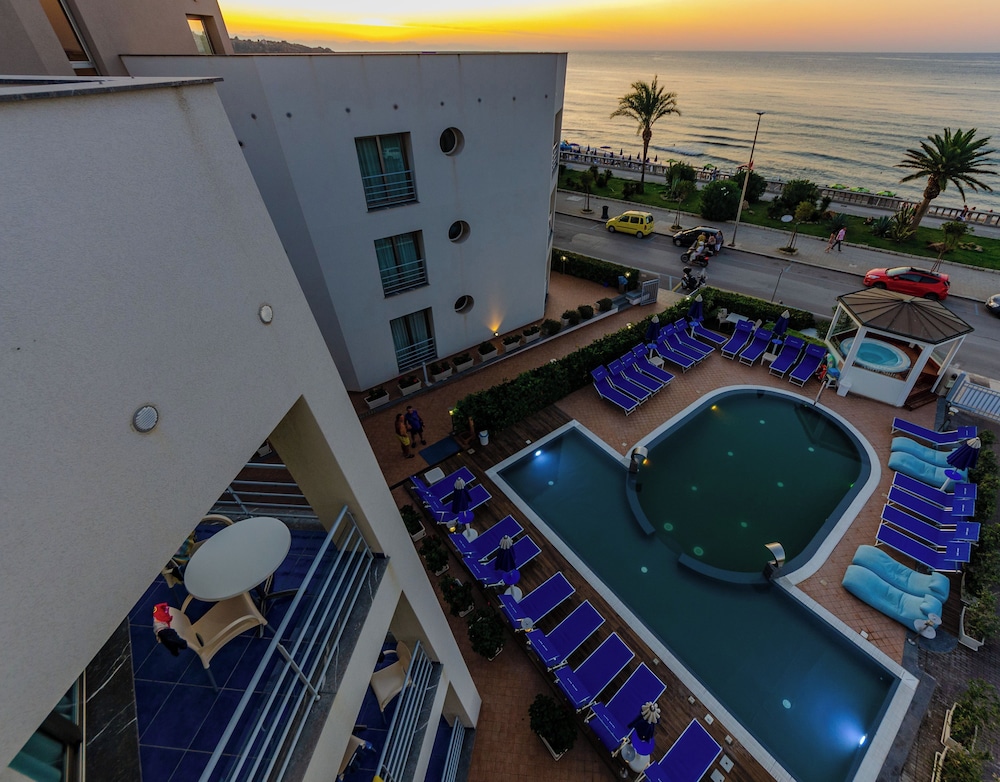 Astro Suite Hotel 6/50