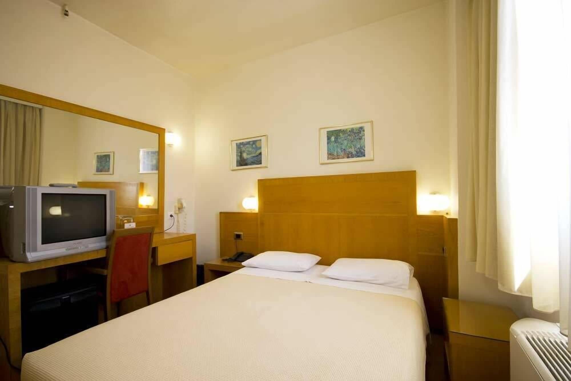 ROOM, SINGLE
