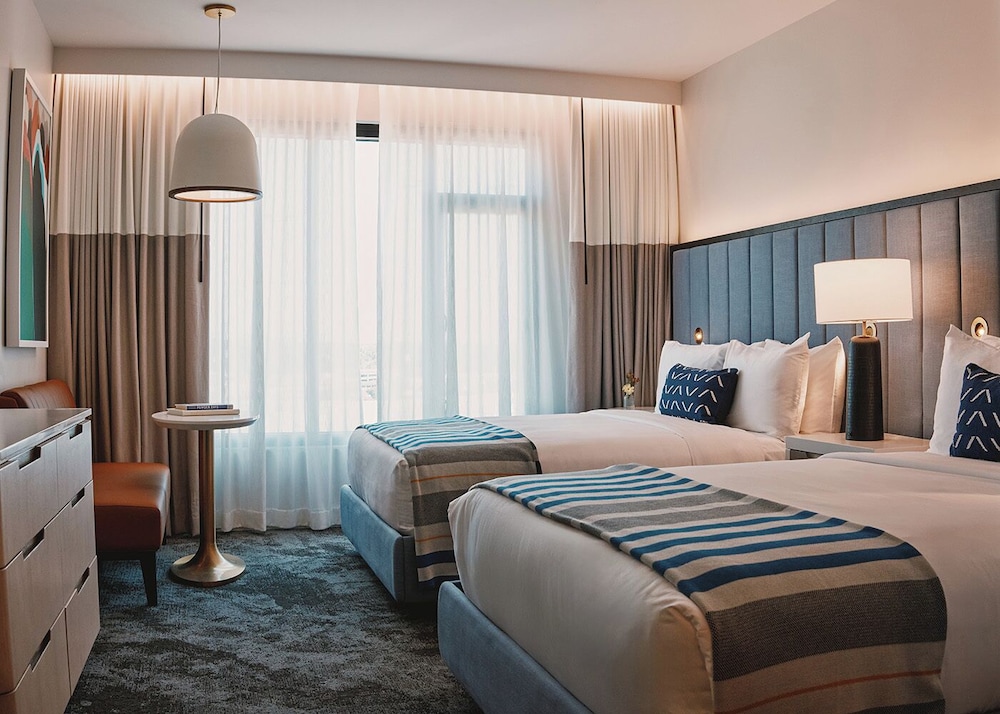2 Queen Beds, Limelight Boulder 3/11