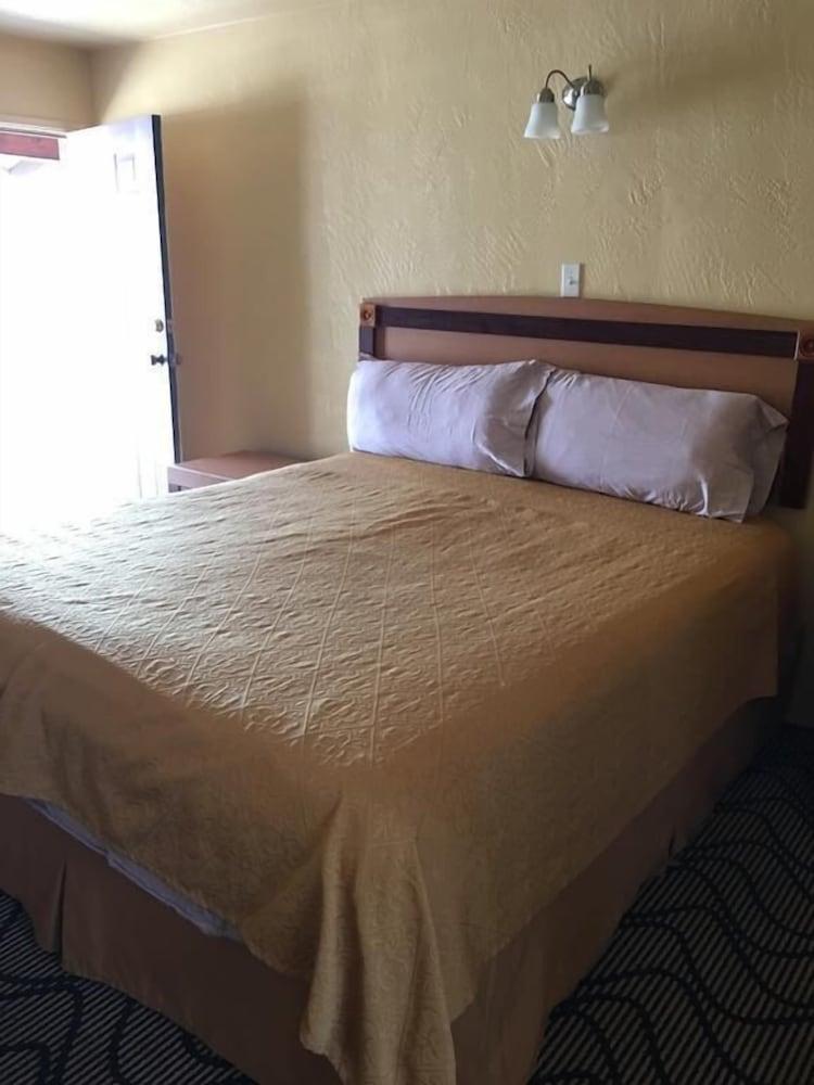 Sky Ranch Inn 3/22