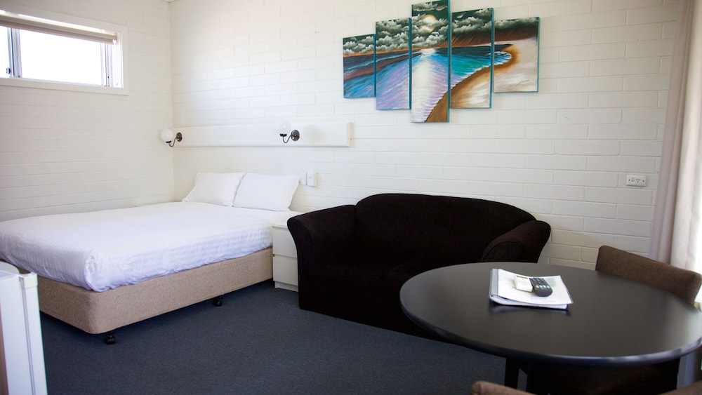 GUICHEN BAY MOTEL 13/54