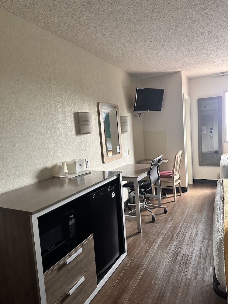 Howard Johnson by Wyndham Clarksville Tennessee 36/45