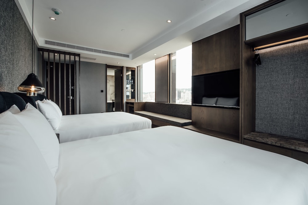 HARBOUR 10 HOTEL 16/69