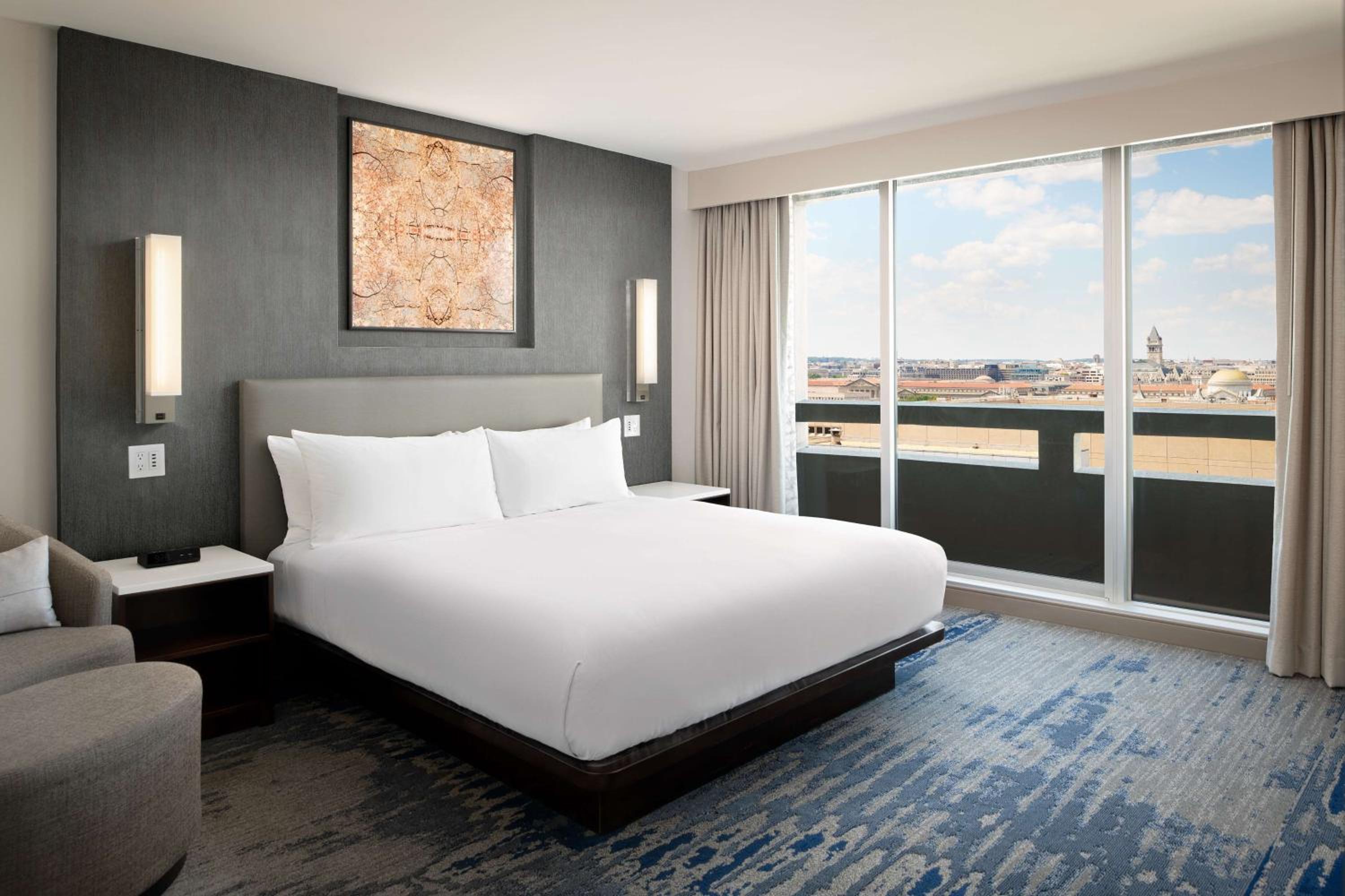 1 BEDROOM, SUITE, KING BED, CITY VIEW, CORNER