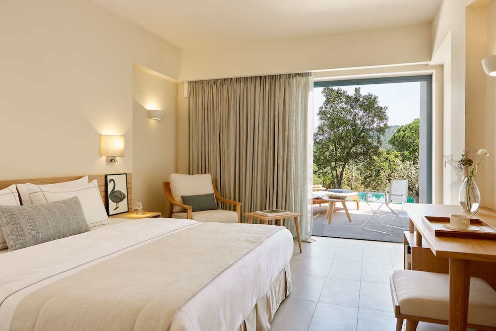 Superior, King Bed, Pool Front