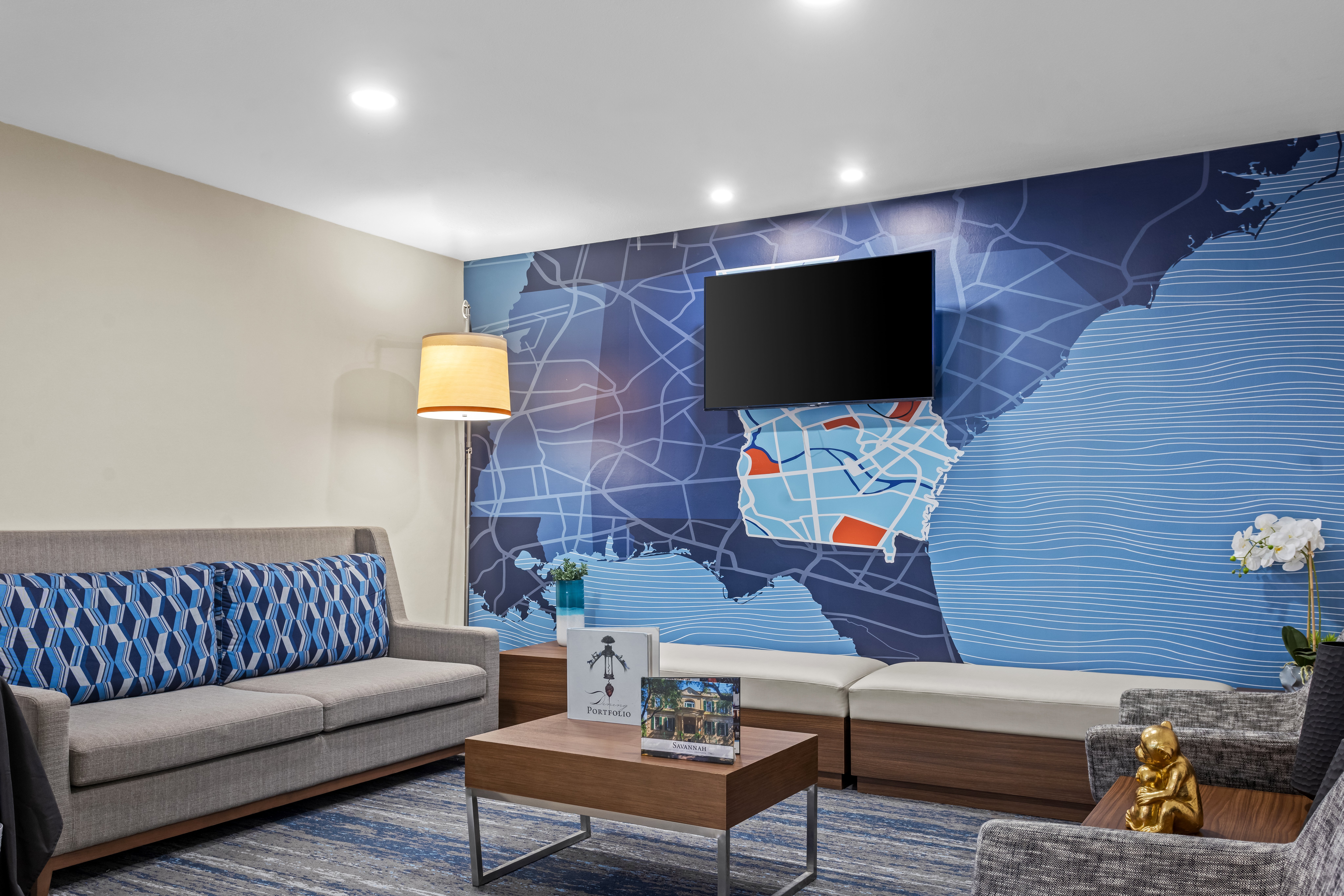 Holiday Inn Express Hotel Suites Savannah Midtown 38/81