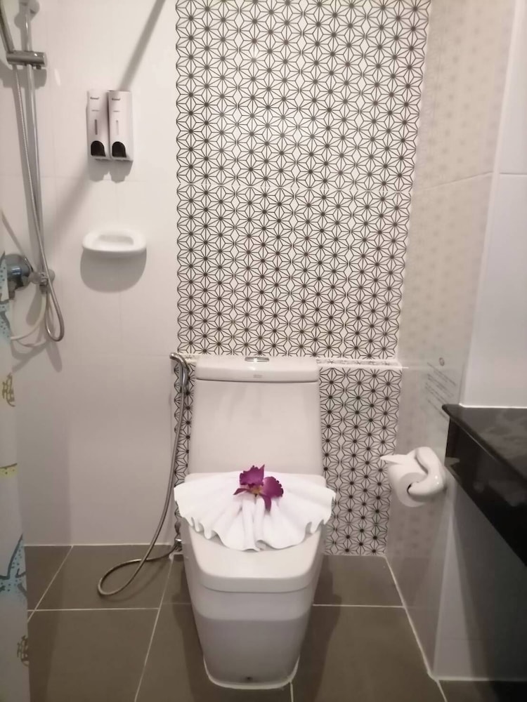 NJ PATONG HOTEL 52/53