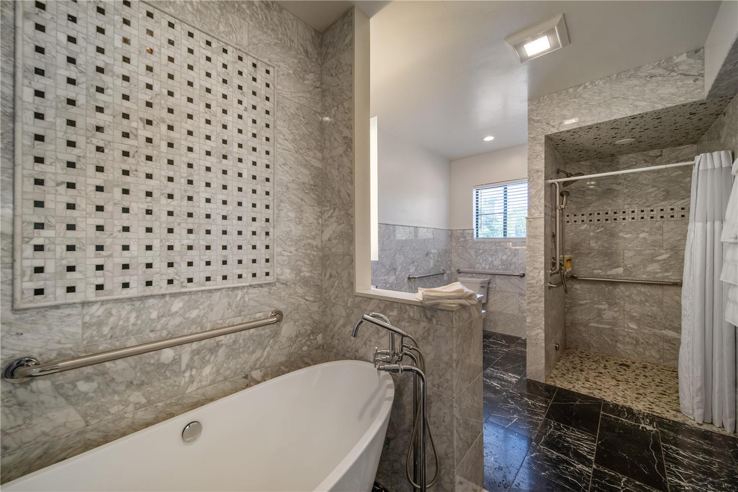 Suite, King Bed, Sofa, Accessible