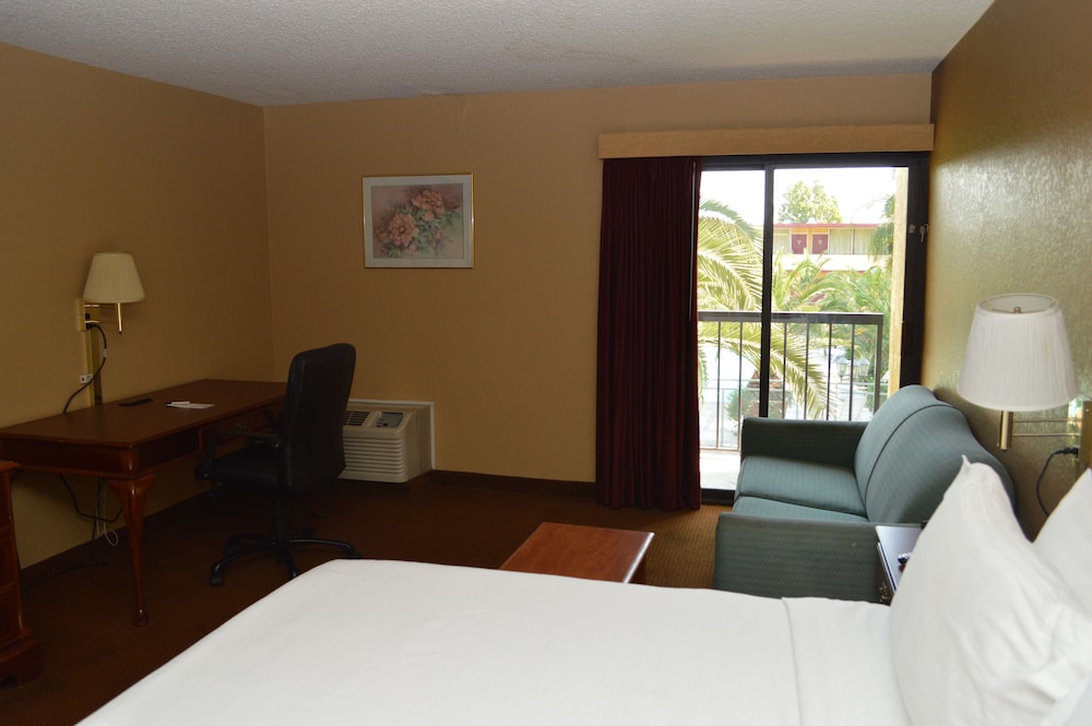 EXECUTIVE, KING BED, POOL VIEW, PATIO