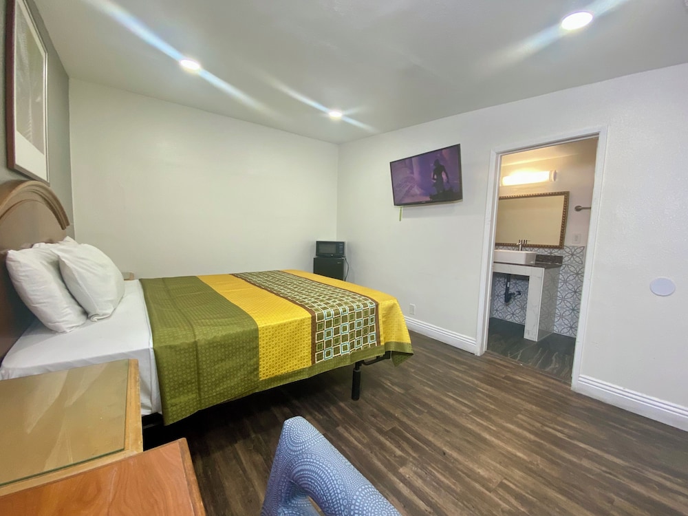 Long Beach Motel 11/30
