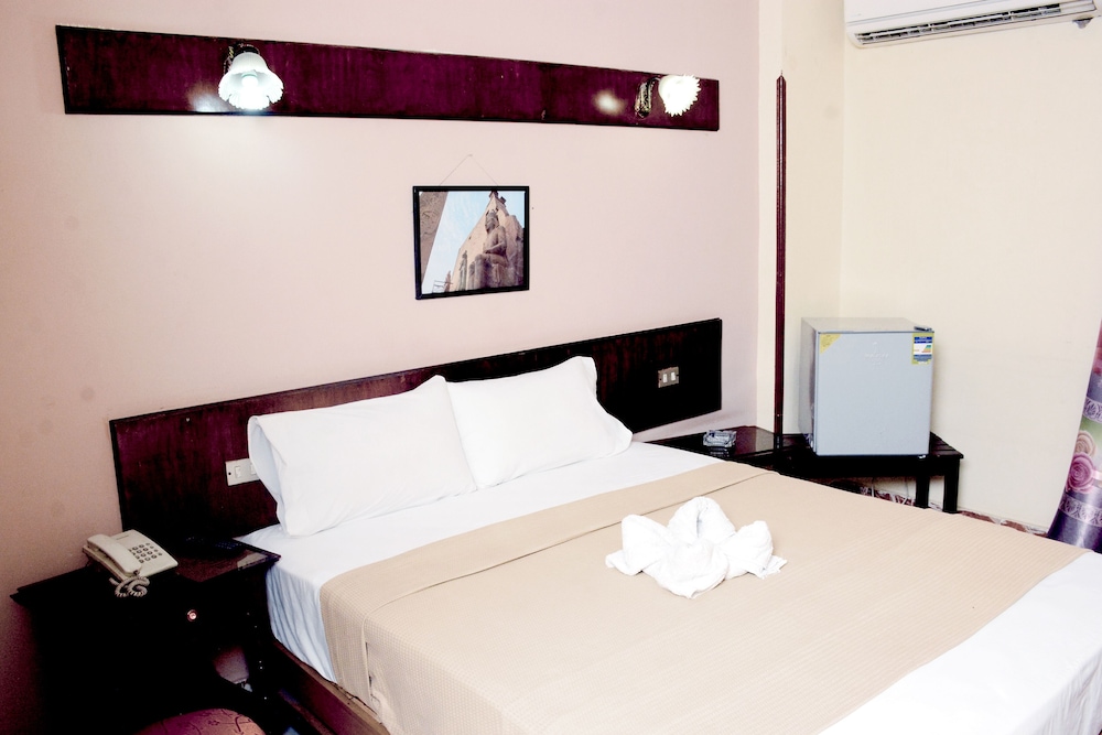 غرفة كومفورت بسرير مزدوج بإطلالة على المسبح بشرفة، Shady Hotel 6/10