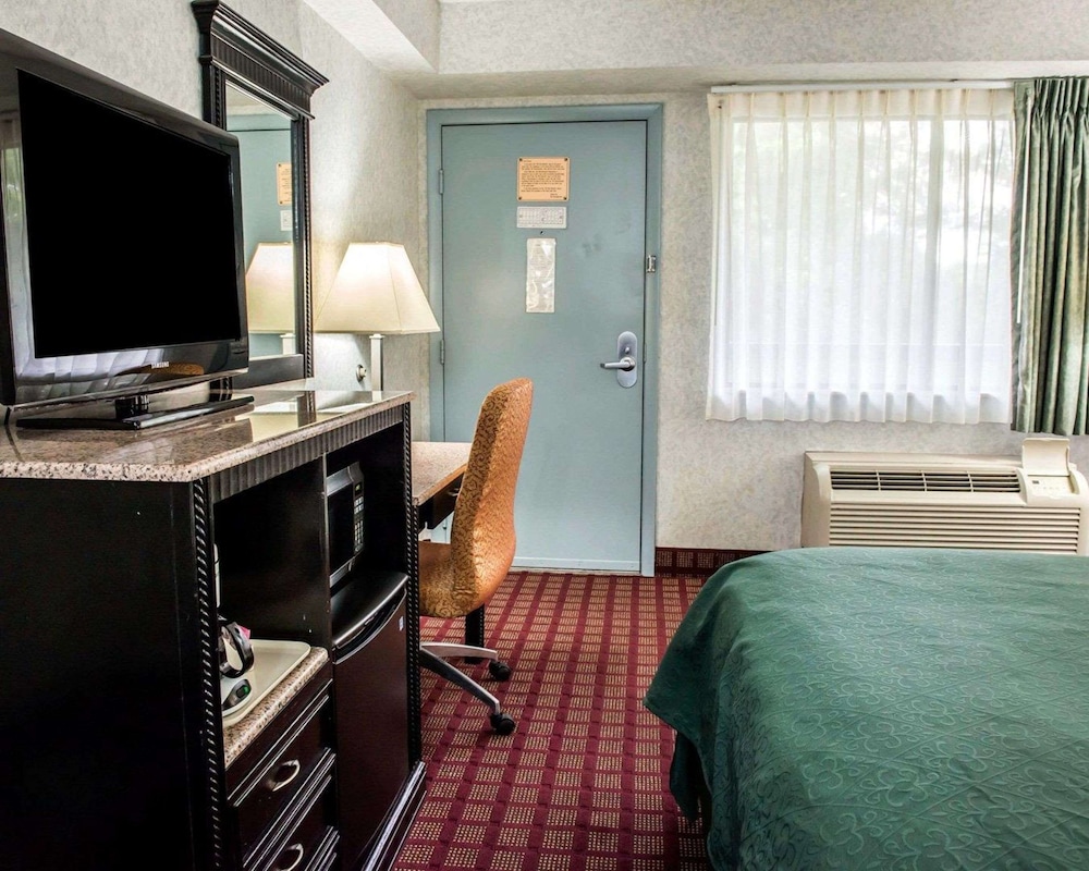 Quality Inn & Suites Gibsonia - Pittsburgh North PA 53/68