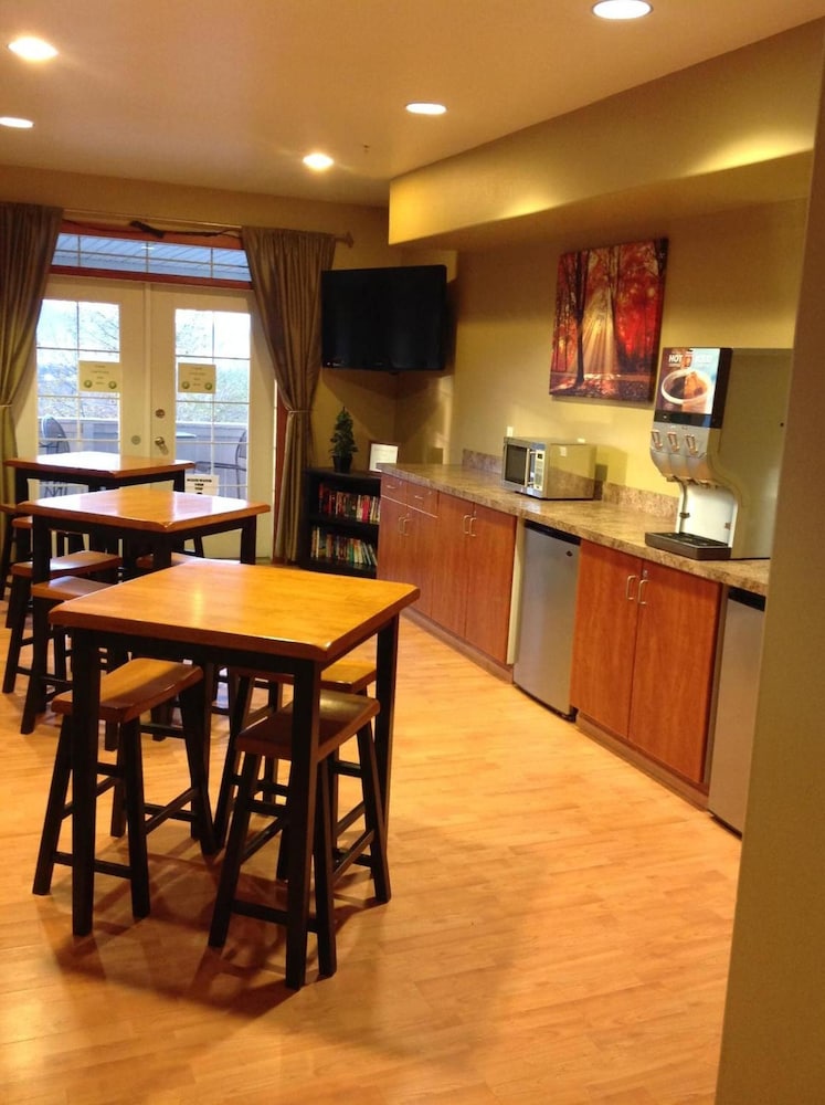 Grand View Inn And Suites 47/65