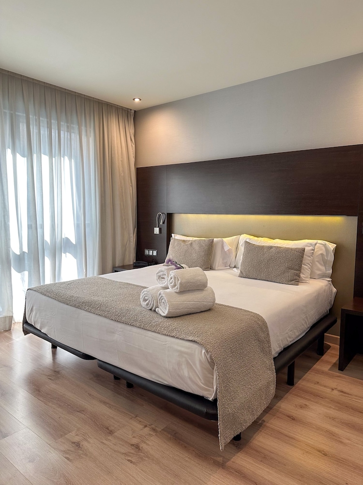 ROOM, QUEEN BED