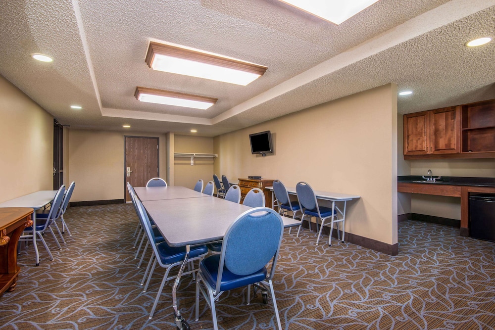AmericInn by Wyndham Windsor Ft. Collins 55/62