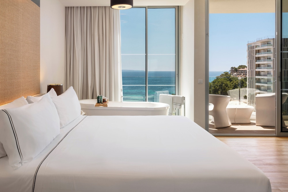 The Level, Junior Suite, Queen Bed, Sofa
