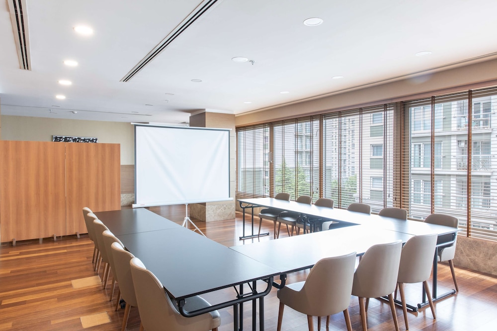 Radisson Residences Avrupa Tem Istanbul 60/66