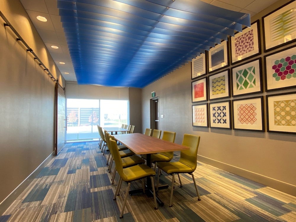 Holiday Inn Express Suites Aurora 64/77