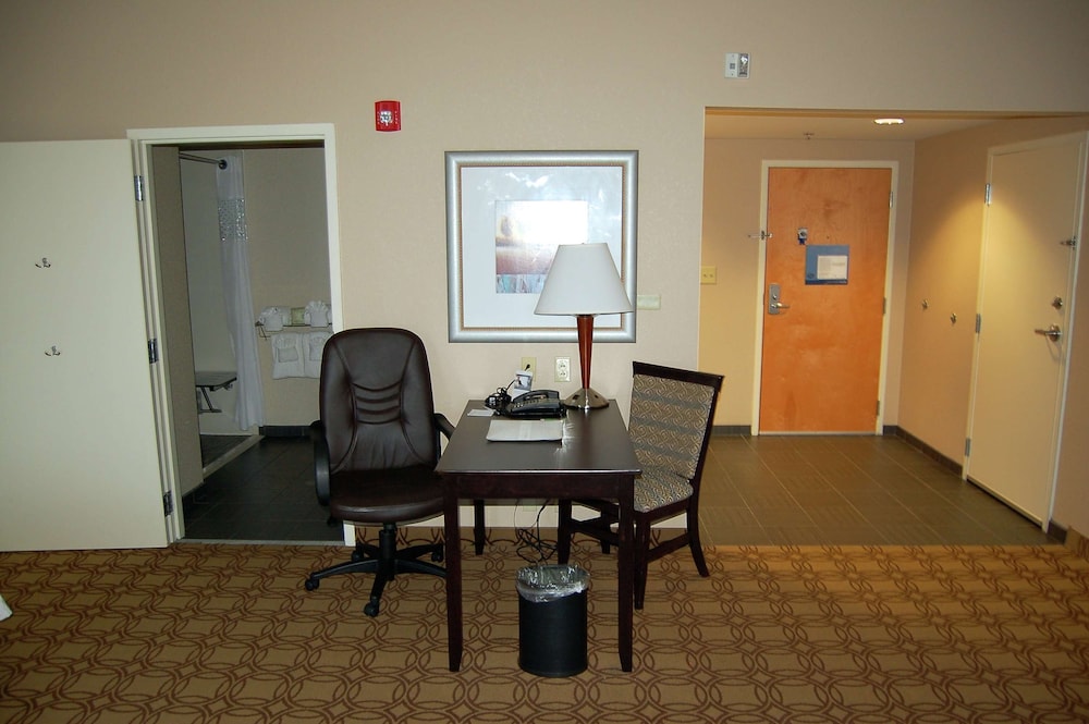 Hampton Inn and Suites Charlotte Airport 46/63