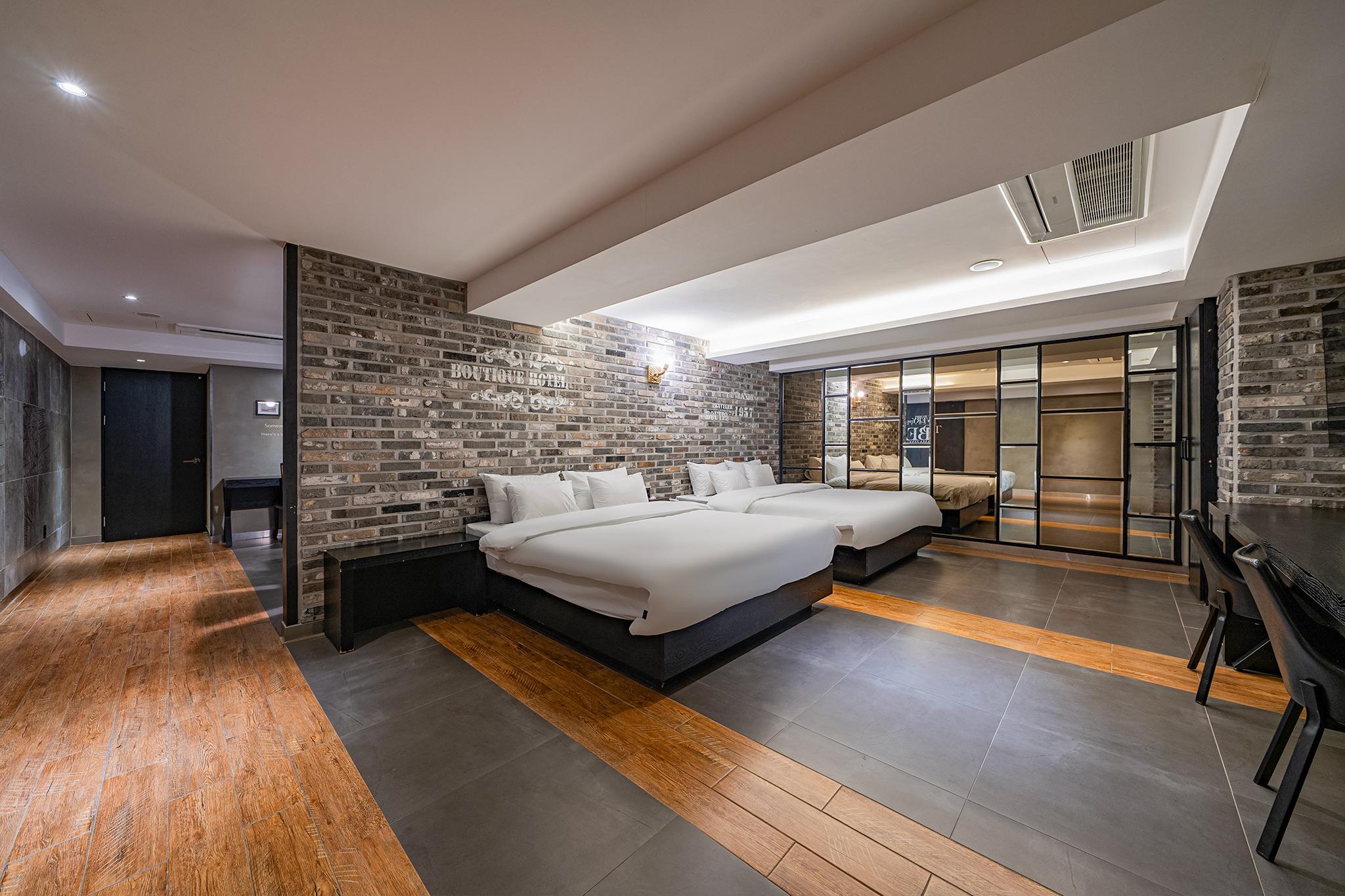 ROYAL, SUITE