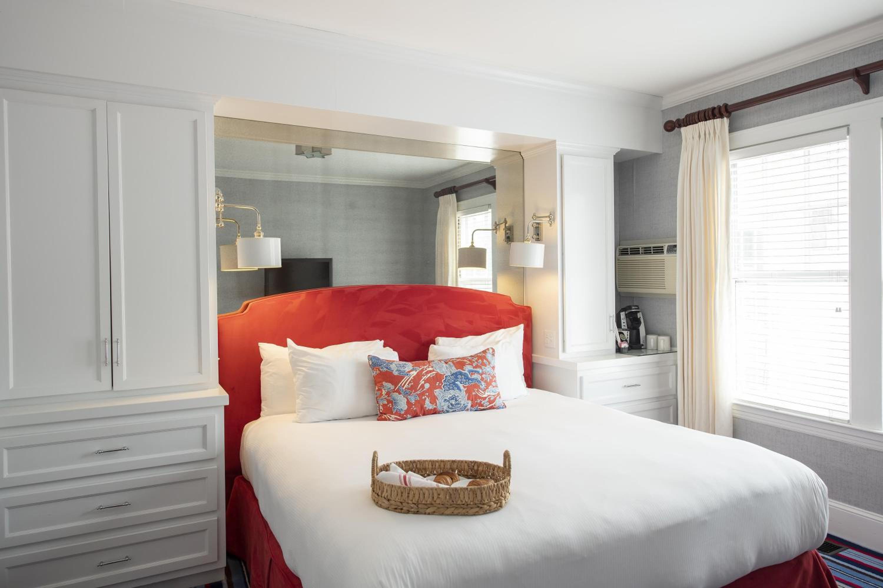 River House, King Bed