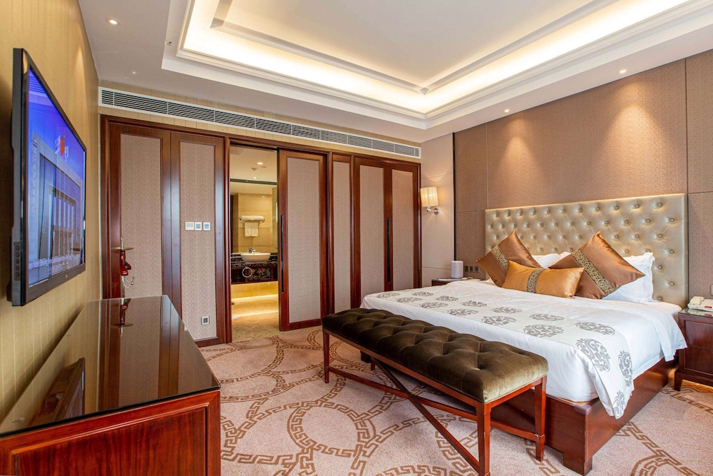 Executive, Suite, King Bed, Skyscraper View, City View