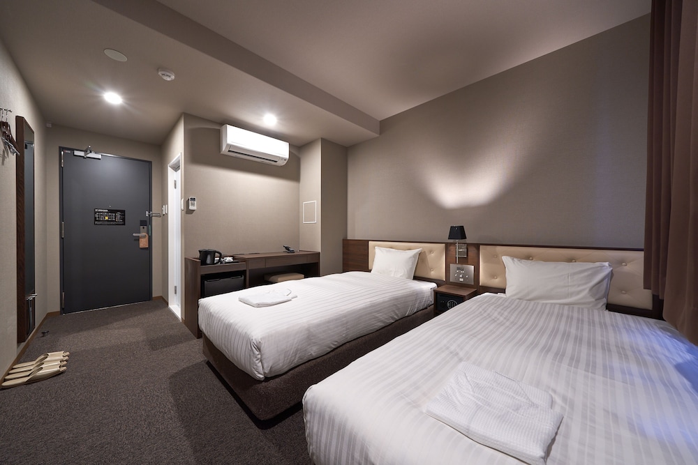 ROOM, TWIN BEDS, NO CLEANING SERVICES