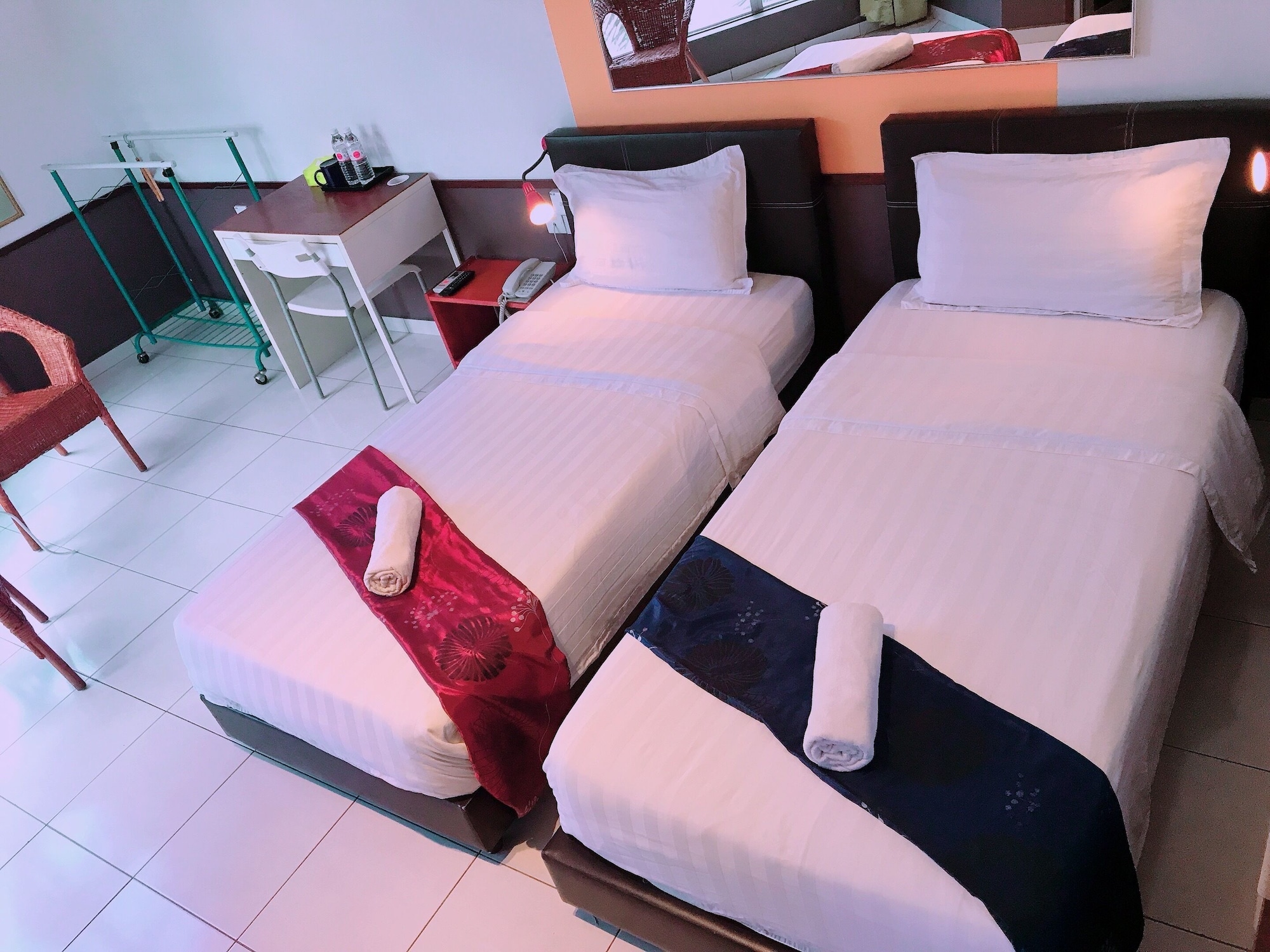 DELUXE, TWIN BEDS