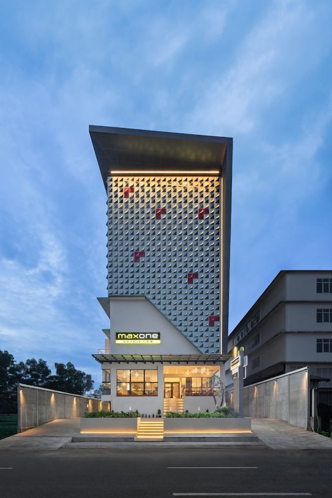 MaxOneHotels at Kota Harapan Indah Bekasi 3/32