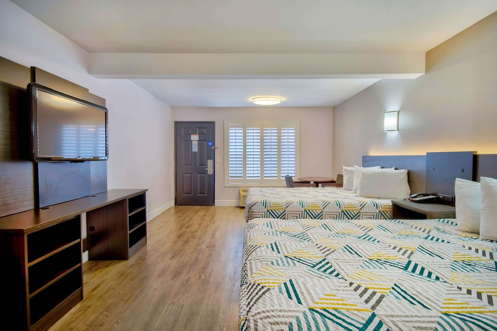 Motel6 Inglewood, CA 33/54
