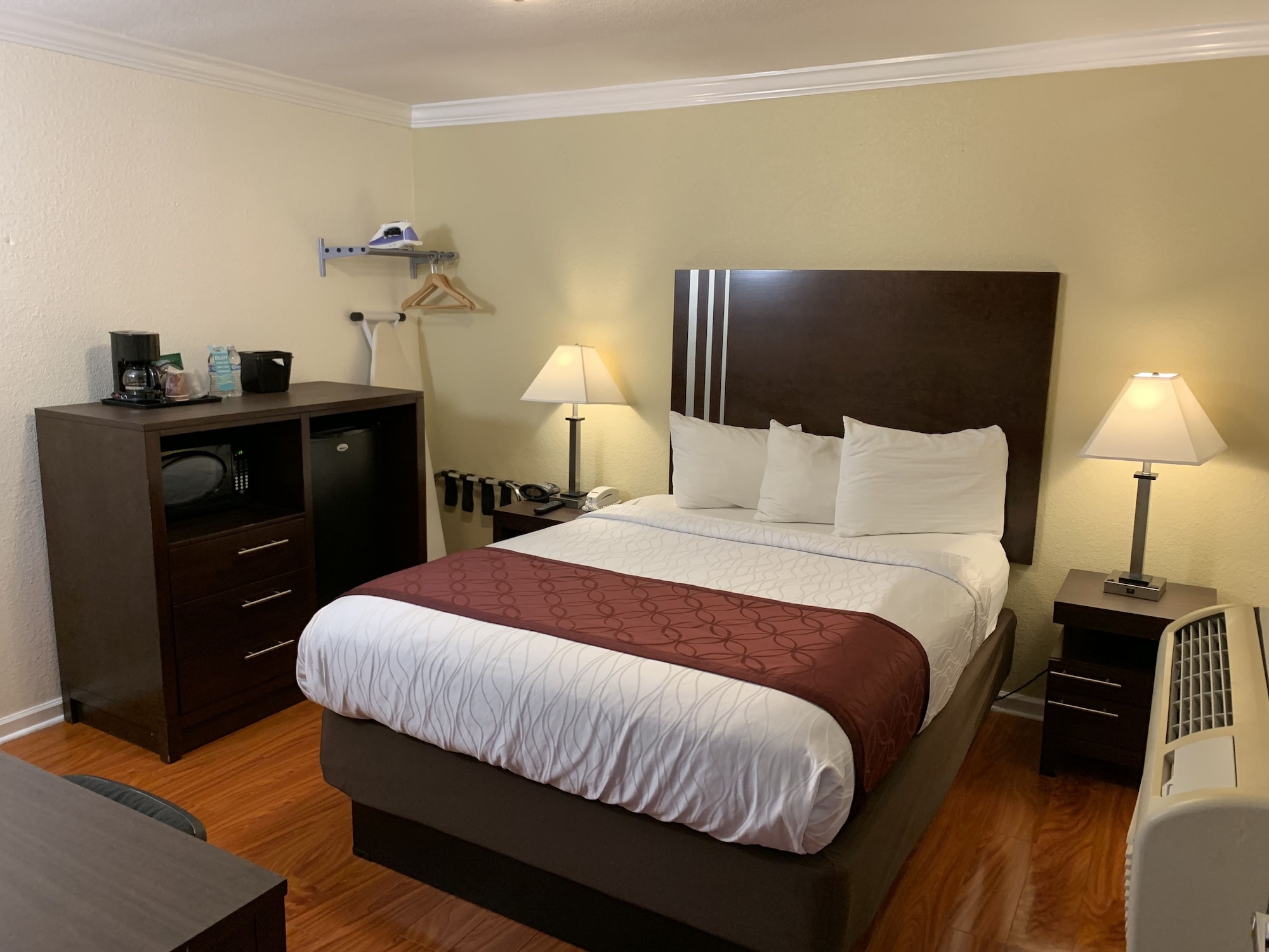 ROOM, QUEEN BED