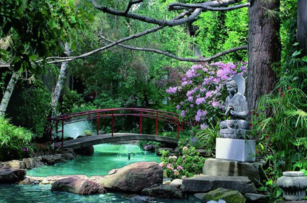 Dinah's Garden Hotel 55/60