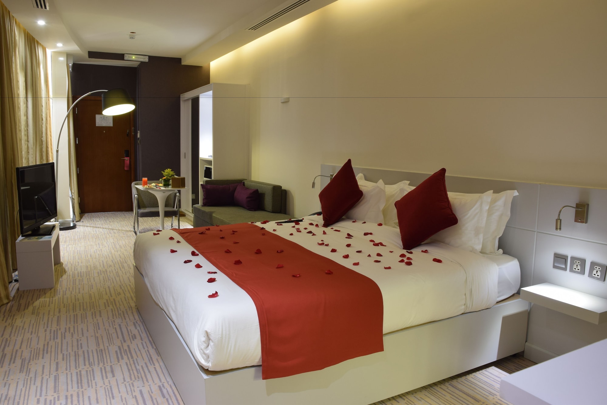JUNIOR SUITE, QUEEN BED, SOFA