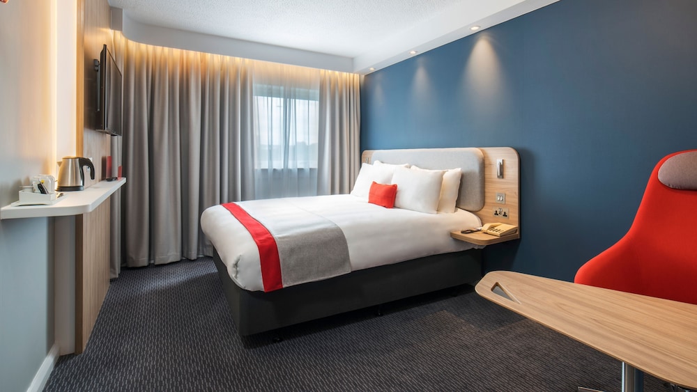 HOLIDAY INN EXPRESS KASSAM STADIUM 20/72