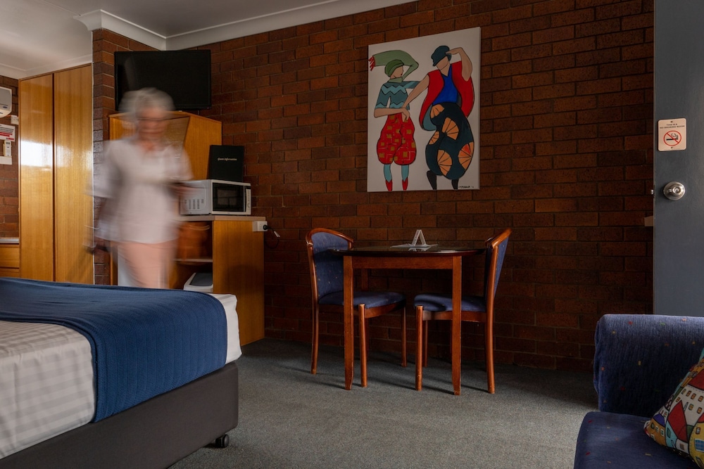 Country Pathfinder Motor Inn 32/47