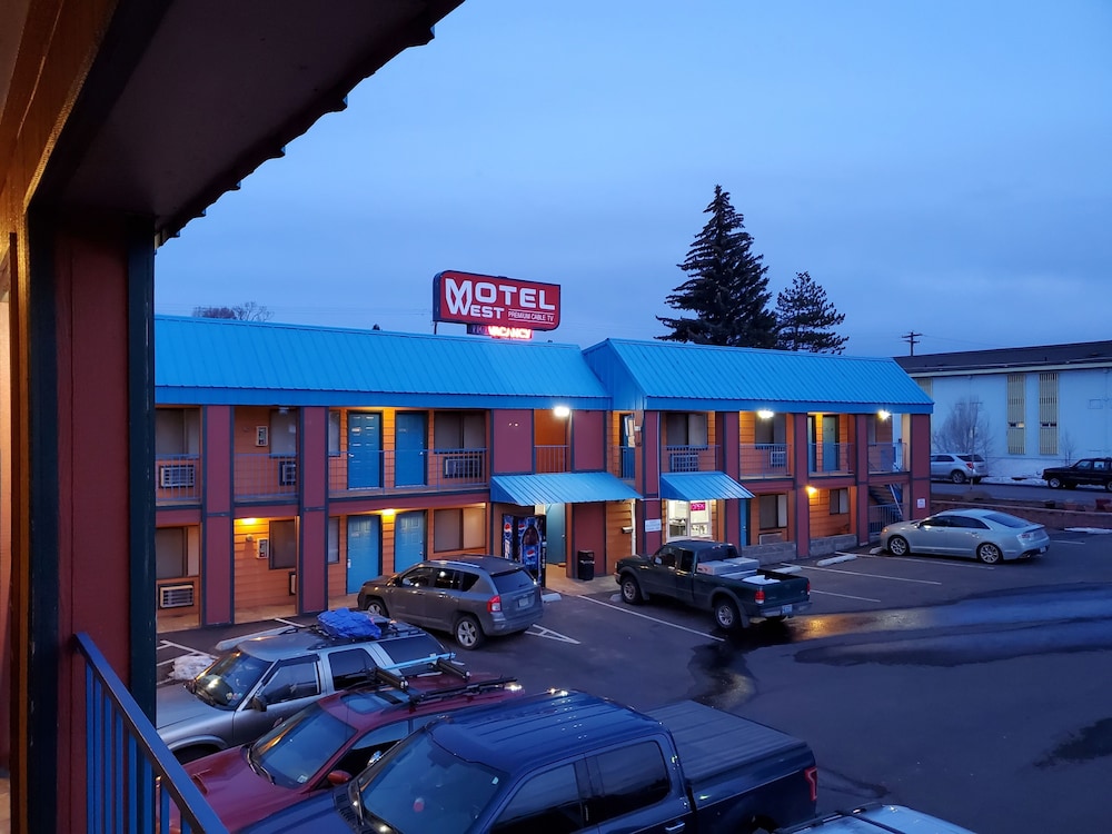 Motel West 31/44
