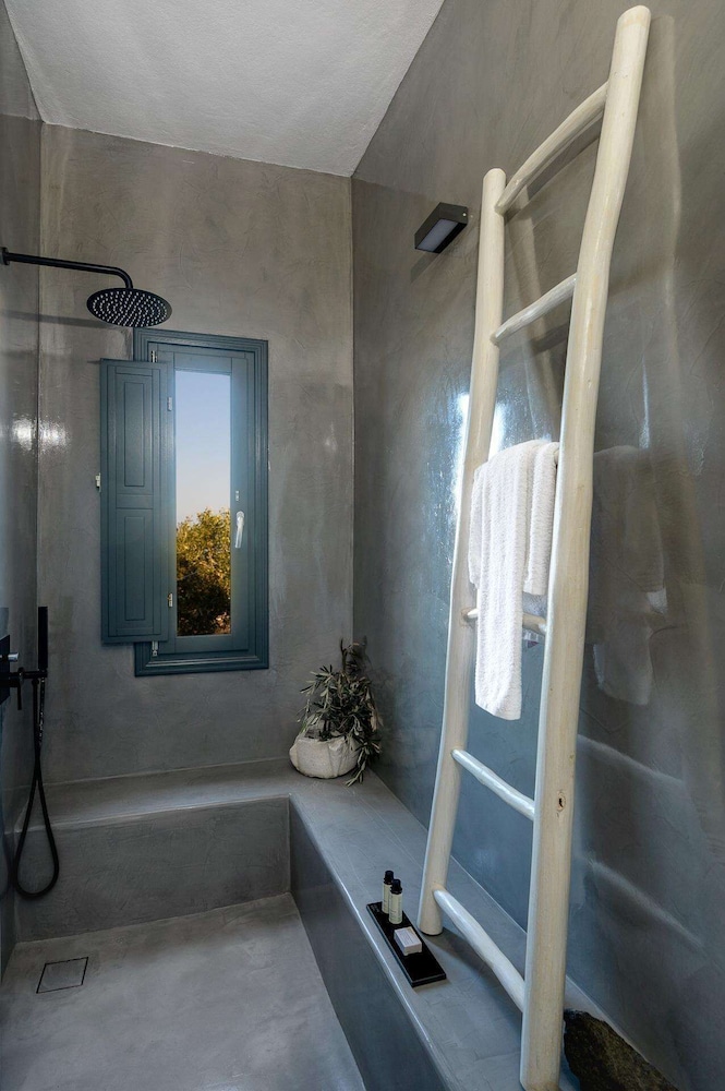 Santolia Art Suites Santorini 55/56