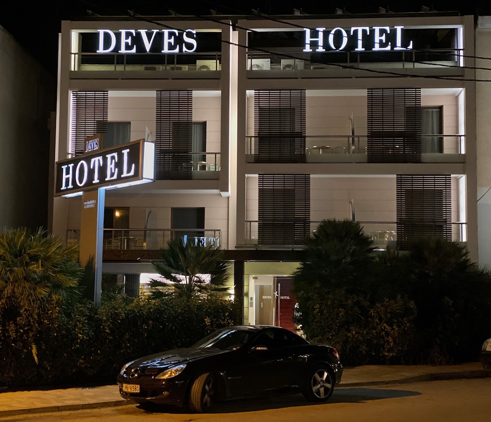 Deves Hotel 8/36